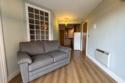 OPEN PLAN KITCHEN / LIVING AREA