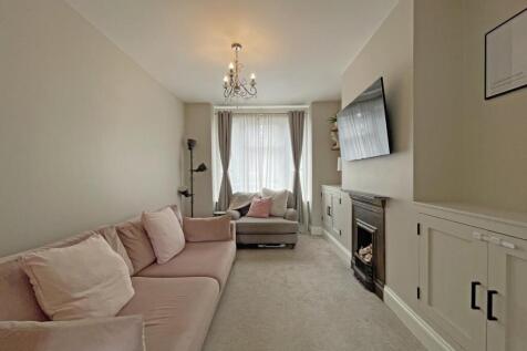 Lydford Park Road 24 - Lounge Front.jpg