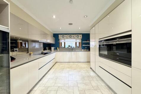 5 bed, 3 bath Detached Bungalow in Glasgow - Photo 6