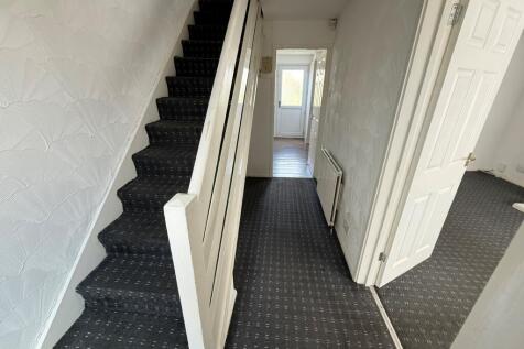 Chequers Close, Pontefract, West Yorkshire, WF8 photo 5
