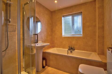 Family Bathroom - Pencraig Close - Matt Clinton Ew