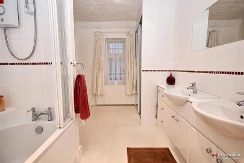 Ensuite/ Dressing room