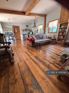 Beautiful Open Plan Space Overlooking Garden .