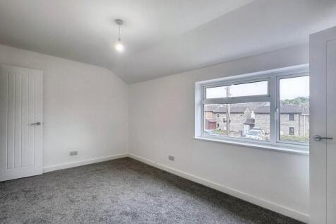 Bright, recently redecorated double bedroom wit...