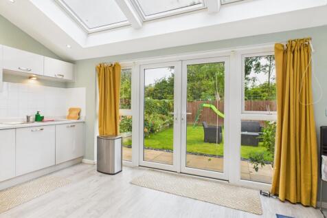 CAM03729G0-PR0132-STILL014