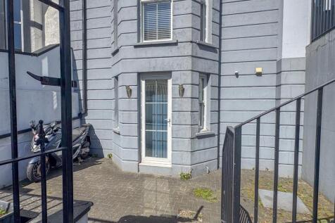 Apt 1, 11-12 Peel Rd (11).jpg