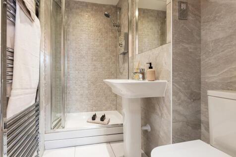 Modern en suite shower room