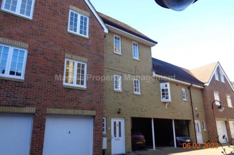 2-bed house on St Neots, £1,295/mo