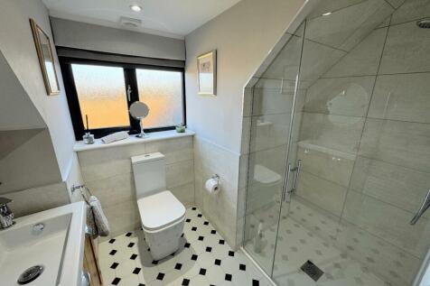 SHOWER ROOM (FIRST FLOOR)