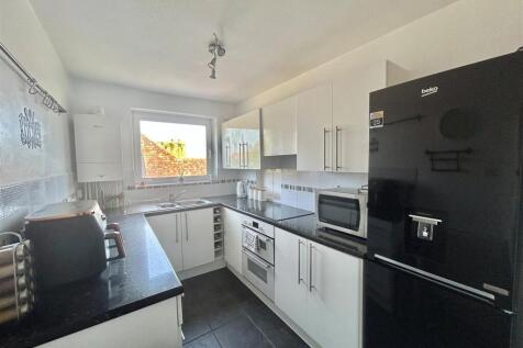Kitchen (002).jpg