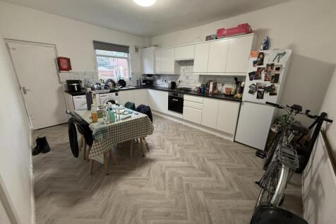 Daisy Avenue, Longsight, £135pppw photo 2