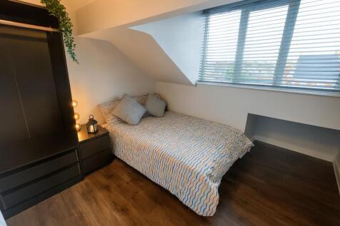 Neat, well-lit single bedroom with a comfortabl...