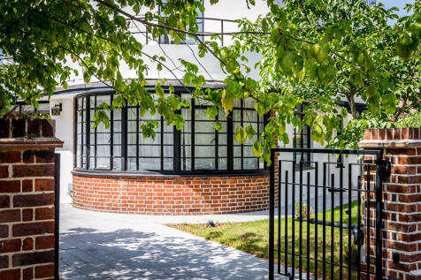 10, Dorchester Drive, London photo 4
