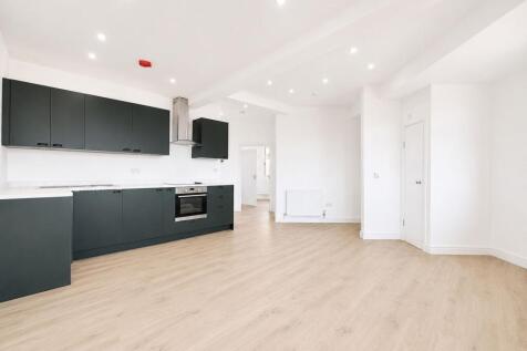 Loddon Vale House Hurricane Way, Woodley photo 3