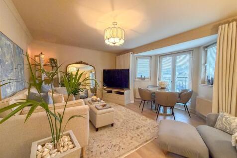 Lounge / Dining