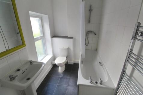 30 Highfield Road bathroom.jpg