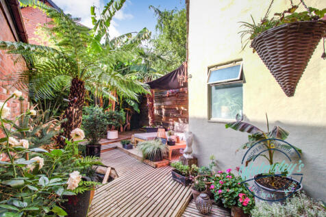 Tropical rear gardens