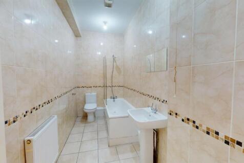 Three bedroom ground floor flat in Norbury photo 5