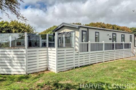 Swift Vendee lodge with spacious wraparound deckin