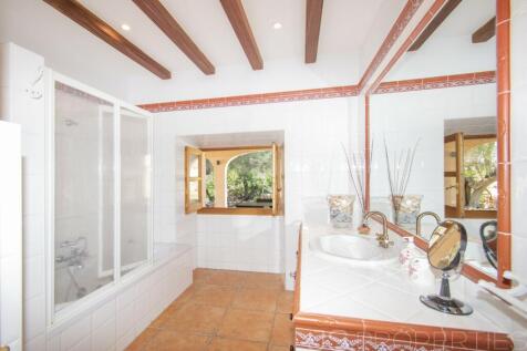 SPECTACULAR VILLA WITH LARGE TERRAIN