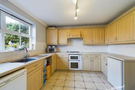 CAM03218G0-PR0516-STILL010