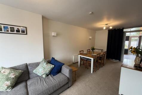 L-SHAPED LOUNGE &amp; DINING AREA