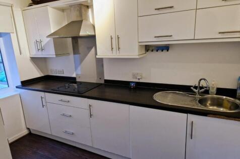 21 Hallen Close Kitchen.jpg