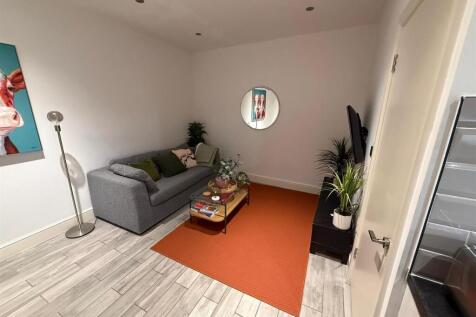 KITCHEN / LIVING ROOM