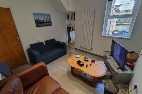 4-bed house on Minny Street, Cathays, Cardiff, £2,200/mo