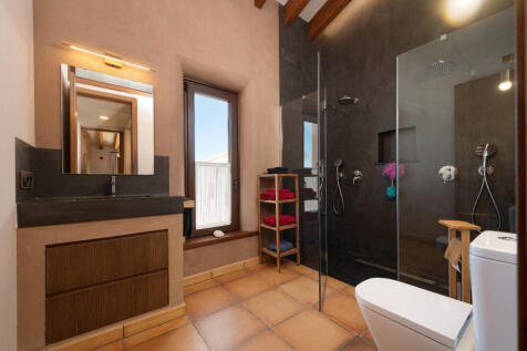 En-suite shower bathroom