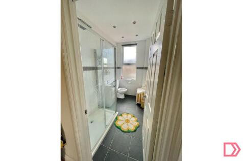 Bathroom with Power shower