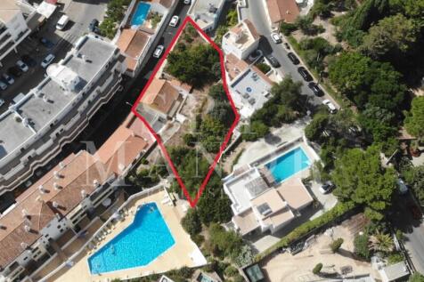 Drone view showing borders of the 806sqm land plot for sale in Carvoeiro, Algarve. Prime real estate investment for a luxury residential project near the coast.