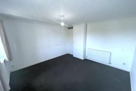 Lowry Drive, Houghton Regis, Central Bedfordshire photo 4