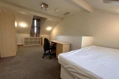 Bright, well-presented attic double bedroom wit...