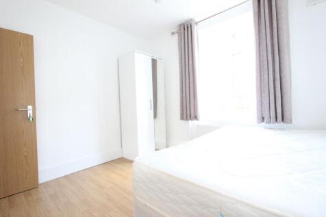 Bright double bedroom with modern furniture...