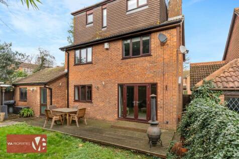 12 Badgers Croft Broxbourne EN10 7ED via properties estate letti