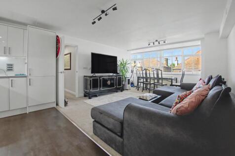 Open plan kitchen/Lounge area