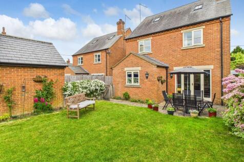 29. CAM04922G0-PR0024-STILL033