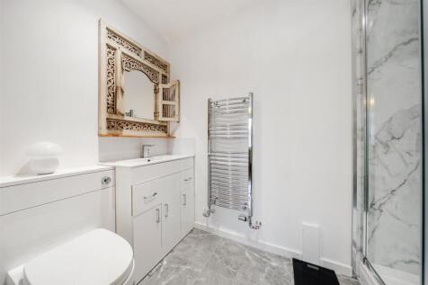 En-Suite to Downstairs Bedroom