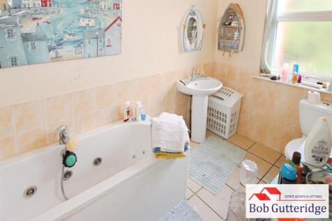 FIRST FLOOR BATHROOM