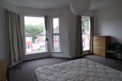 Bright, bay-front double bedroom with large win...