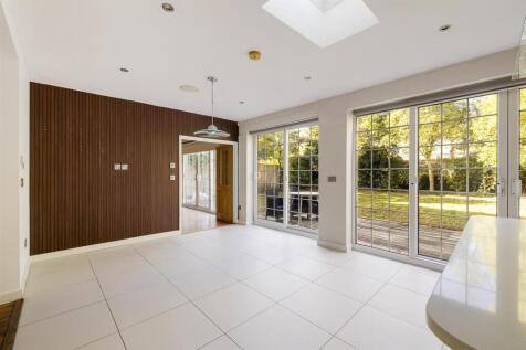 Hermitage Close, E18