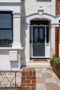 Selwyn Avenue, E4