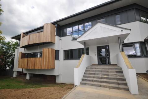 1-bed flat on Horsham Gates North Street RH13, £1,100/mo