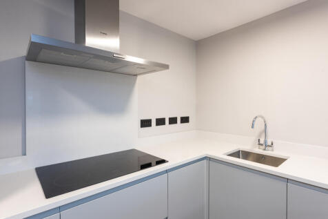 3-Bed, 2-Bath Apartment with a balcony, Eaton Manor, The Drive, Hove photo 4
