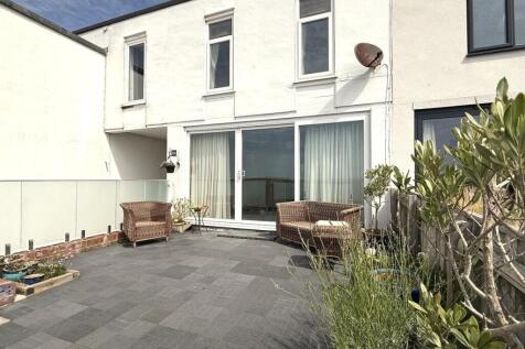 FRONT PATIO PIC 2.jpeg