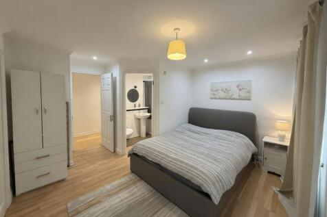 Bright, modern double room with bedside lightin...