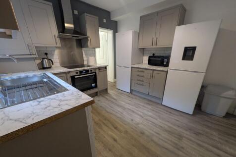 5-bed semi-detached on Queens Road, Beeston, NG9 2BD, £2,275/mo