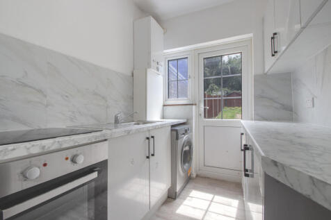 Clayhill Crescent, Mottingham, London, SE9 photo 4