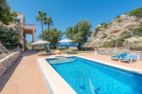 Sunny retreat with open sea views